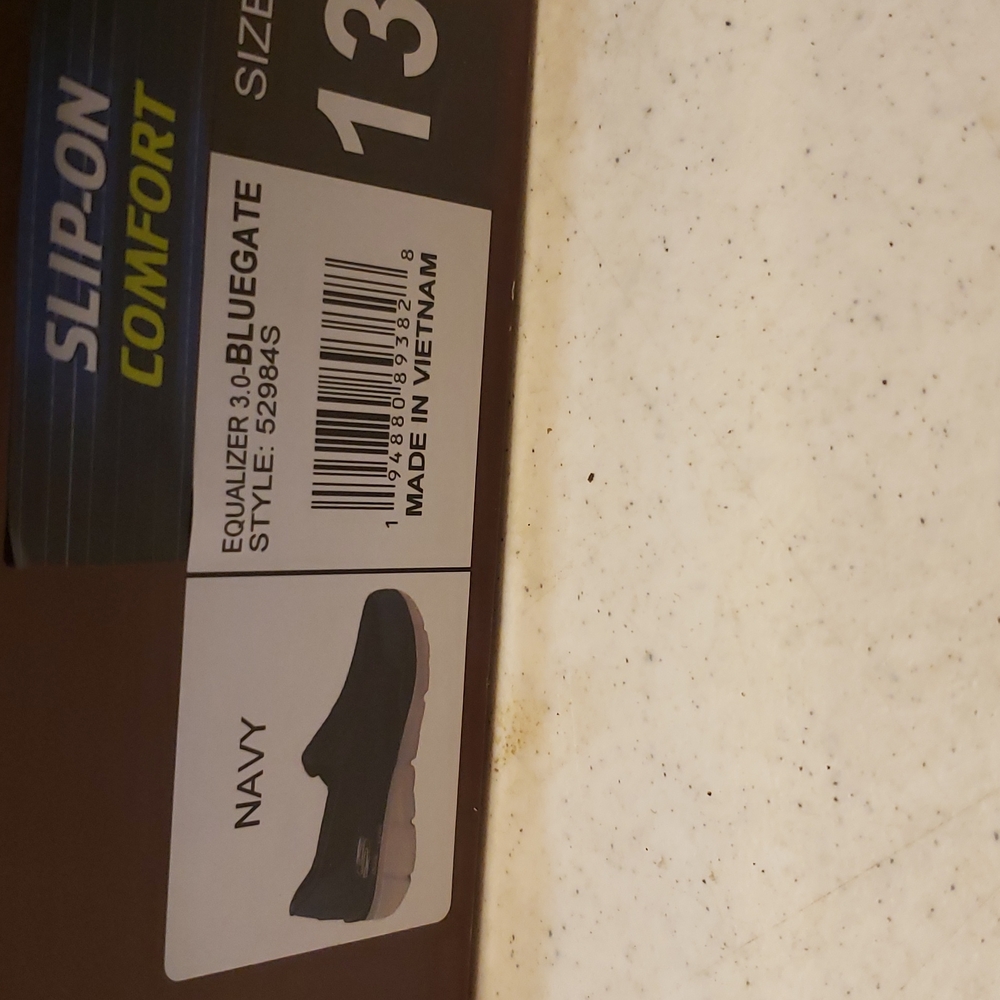 Skechers memory foamloafers in navy blue. New with tags in original box sz 13